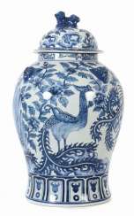 Lid vase with blue painting China Lid vase with blue painting China