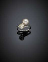 Round ct. 1.25 circa diamond and mm 8.40 circa cultured pearl platinum crossover ring Round ct. 1.25 circa diamond and mm 8.40 circa cultured pearl platinum crossover ring
