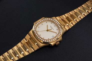 PATEK PHILIPPE, REF. 3800/3, A GOLD NAUTILUS WRISTWATCH A DIAMOND-SET BEZEL PATEK PHILIPPE, REF. 3800/3, A GOLD NAUTILUS WRISTWATCH A DIAMOND-SET BEZEL