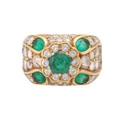 Bague dame sertie de 5 Émeraudes et de Diamants, env. 2,0 cts, TW-W/ VSI - PIQUE. Bague dame sertie de 5 Émeraudes et de Diamants, env. 2,0 cts, TW-W/ VSI - PIQUE.