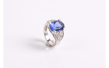 Ring in white gold (750 thousandths) centered a Ring in white gold (750 thousandths) centered a