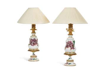 PAIRE DE LAMPES A PETROLE DE LA FIN DU XIXe SIECLE PAIRE DE LAMPES A PETROLE DE LA FIN DU XIXe SIECLE