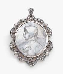 Pendant with mother-of-pearl, diamond roses and pearls Pendant with mother-of-pearl, diamond roses and pearls