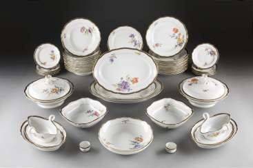 61-PIECE dinner service 'BOUQUET - Royal blue TIRES WITH gold edge' German, Meissen, 20. Century 61-PIECE dinner service 'BOUQUET - Royal blue TIRES WITH gold edge' German, Meissen, 20. Century