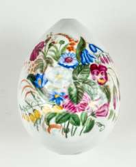 Large porcelain Easter egg with bouquet of Flowers Large porcelain Easter egg with bouquet of Flowers