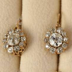 Boucles d'oreilles en forme de «framboise» avec des diamants Boucles d'oreilles en forme de «framboise» avec des diamants