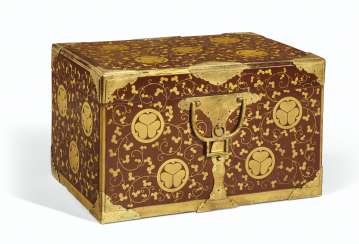 A JAPANESE GILT AND BROWN LACQUER BOX AND COVER A JAPANESE GILT AND BROWN LACQUER BOX AND COVER