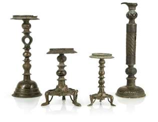 Groupe de bougeoirs et une grande assiette ronde, certains avec des inscriptions Groupe de bougeoirs et une grande assiette ronde, certains avec des inscriptions