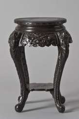 A SMALL TABLE China, 20. Century A SMALL TABLE China, 20. Century