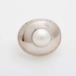 Ladies ring occupied m. a white cultured pearl Ladies ring occupied m. a white cultured pearl