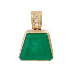 Clip pendant with trapezoid shaped emerald of approximately 31 ct, Clip pendant with trapezoid shaped emerald of approximately 31 ct,