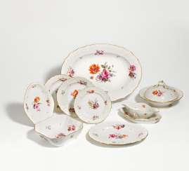 Dinner service for 12 people with floral decoration Dinner service for 12 people with floral decoration