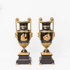PAIR OF POMP OF ORNAMENTAL VASES PAIR OF POMP OF ORNAMENTAL VASES