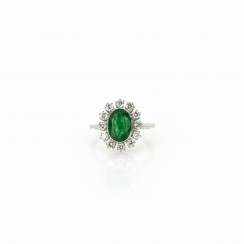 Entourage ring with a central emerald Entourage ring with a central emerald