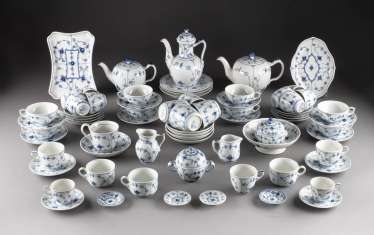 102-TEILIGES SPEISE-, KAFFEE-, UND TEESERVICE 'MUSSELMALET - HABLSPITZE' 102-TEILIGES SPEISE-, KAFFEE-, UND TEESERVICE 'MUSSELMALET - HABLSPITZE'