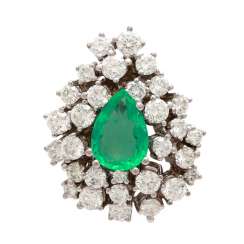 Pendant in drop shape with emerald and diamonds Pendant in drop shape with emerald and diamonds