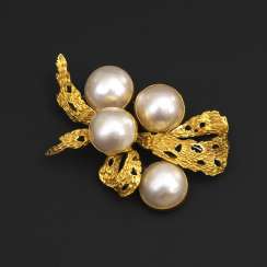 Opulent brooch with Mabézuchtschalenperlen Opulent brooch with Mabézuchtschalenperlen