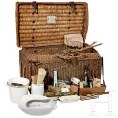 Empress Elisabeth of Austria - extensive group of bathroom utensils in a large wicker basket with lid, around 1860/70 Empress Elisabeth of Austria - extensive group of bathroom utensils in a large wicker basket with lid, around 1860/70
