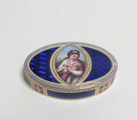 Oval snuffbox with a portrait of a mother and child Oval snuffbox with a portrait of a mother and child