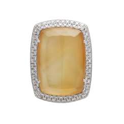 Ladies ring with 1 yellow quartz backed with mother-of-pearl surrounded by brilliant-cut diamonds Ladies ring with 1 yellow quartz backed with mother-of-pearl surrounded by brilliant-cut diamonds