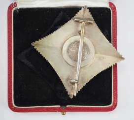 Hohenzollern: Princely Hohenzollern cher orders of the House, the star of honour of the commander cross with swords on Ring, in a case. Hohenzollern: Princely Hohenzollern cher orders of the House, the star of honour of the commander cross with swords on Ring, in a case.