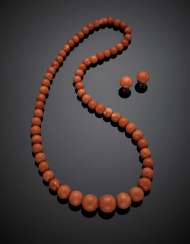 Lot comprising pinkish orange coral graduated bead necklace Lot comprising pinkish orange coral graduated bead necklace