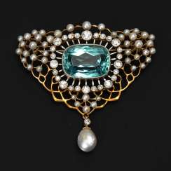 Bezaubernde, große Brosche mit Aquamarin, Altschliff-Brillanten Bezaubernde, große Brosche mit Aquamarin, Altschliff-Brillanten