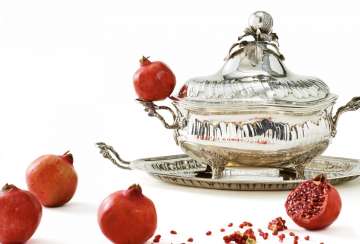 Magnificent rococo terrine with pomegranate knob on the présentoir Magnificent rococo terrine with pomegranate knob on the présentoir