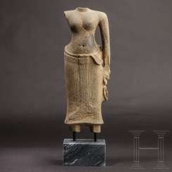 Sculpture d'une divinité féminine (Uma), style Angkor Vat, Khmer, vers 11e siècle Sculpture d'une divinité féminine (Uma), style Angkor Vat, Khmer, vers 11e siècle