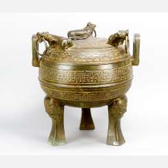 Large Chinese ceremonial or incense pot Large Chinese ceremonial or incense pot