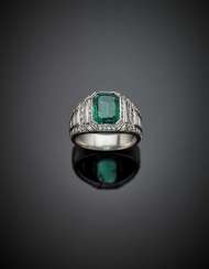 Octagonal step cut ct. 1.65 circa emerald with round and baguette diamond platinum ring Octagonal step cut ct. 1.65 circa emerald with round and baguette diamond platinum ring