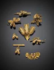 Yellow gold and deer teeth lot comprising seven phytomorphic brooches and a pendant Yellow gold and deer teeth lot comprising seven phytomorphic brooches and a pendant