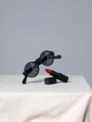 BETTY JACKSON'S 'ABSOLUTELY FABULOUS' BLACK SUNGLASSES AND RED LIPSTICK BETTY JACKSON'S 'ABSOLUTELY FABULOUS' BLACK SUNGLASSES AND RED LIPSTICK
