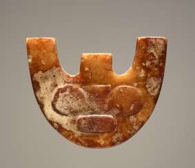 AMULET WITH MYTHICAL MASK OF THE HEAD IN THE RARE HORNED FORM AMULET WITH MYTHICAL MASK OF THE HEAD IN THE RARE HORNED FORM
