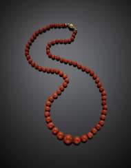 Red orange coral graduated bead necklace with yellow gold clasp Red orange coral graduated bead necklace with yellow gold clasp