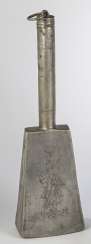 Tin bottle of the Coopers ' Guild Tin bottle of the Coopers ' Guild
