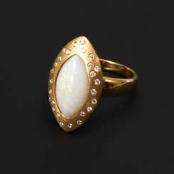 Großer Designerring mit Opal und Brillanten. Großer Designerring mit Opal und Brillanten.