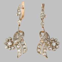 Boucles d'oreilles pendentifs en or avec des diamants Boucles d'oreilles pendentifs en or avec des diamants
