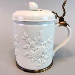 Exceptional tankard with lid: Meissen porcelain, silver, regalia gold-plated, around 1860. Princely Possession. Exceptional tankard with lid: Meissen porcelain, silver, regalia gold-plated, around 1860. Princely Possession.