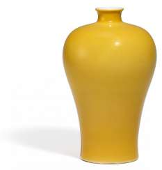 ELEGANT YELLOW GLAZED MEIPING VASE ELEGANT YELLOW GLAZED MEIPING VASE