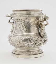 Refroidisseur à vin de Hanau, autour de 1900, à l'aise, Société Schleißner Fils, après une Entwurfszeichnung de Juste-Aurèle Meissonnier, Paris, 1723 Refroidisseur à vin de Hanau, autour de 1900, à l'aise, Société Schleißner Fils, après une Entwurfszeichnung de Juste-Aurèle Meissonnier, Paris, 1723