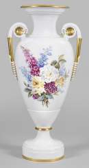 Imposing ornamental vase with flowers decor Imposing ornamental vase with flowers decor