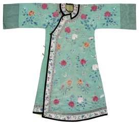 Fine vert clair Seidengewand avec Stickereimotiven de Fleurs et de Papillons Fine vert clair Seidengewand avec Stickereimotiven de Fleurs et de Papillons