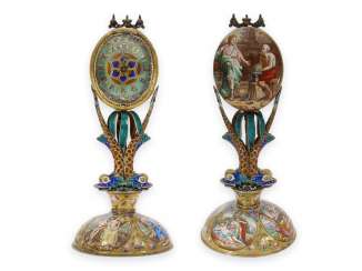 Table clock: decorative Viennese enamel clock in palm shape, around 1800 Table clock: decorative Viennese enamel clock in palm shape, around 1800