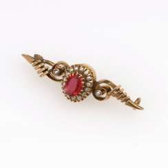 Brooch with red stone and pearls, around 1900 Brooch with red stone and pearls, around 1900