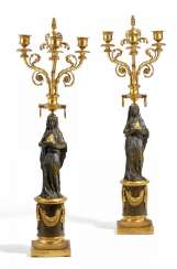 Paire de girandoles reposent sur des avec Cariatides Paire de girandoles reposent sur des avec Cariatides