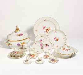 Large 'Neubrandenstein' dinner service with floral decoration Large 'Neubrandenstein' dinner service with floral decoration
