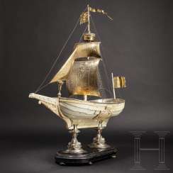 Magnificent centerpiece in the form of a large ivory ship, France or German, 1st half of the 19th century Magnificent centerpiece in the form of a large ivory ship, France or German, 1st half of the 19th century