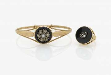 BANGLE AND RING SET WITH DIAMONDS, ONYX AND CULTURED PEARLS . Germany, around 1890 and the 1950s BANGLE AND RING SET WITH DIAMONDS, ONYX AND CULTURED PEARLS . Germany, around 1890 and the 1950s