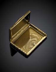 Yellow gold grooved compact with a cabochon sapphire on the thumbpiece Yellow gold grooved compact with a cabochon sapphire on the thumbpiece